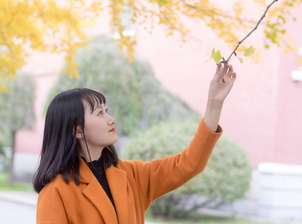 陈芋汐现身成都看熊猫逛宽窄巷子